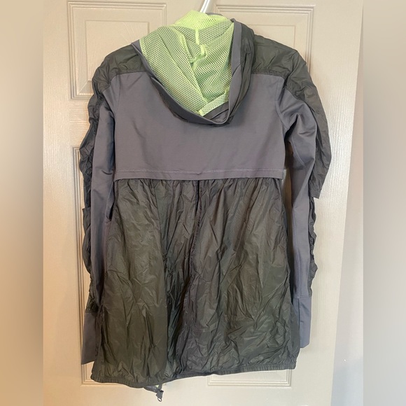 Lululemon Super Tracker Jacket Size 6 - Picture 2 of 2